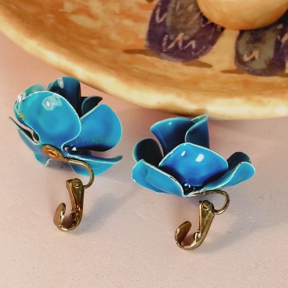 Vintage Enamel Royal & Turquoise Blue Floral Flower Clip on Earrings - Picture 6 of 7